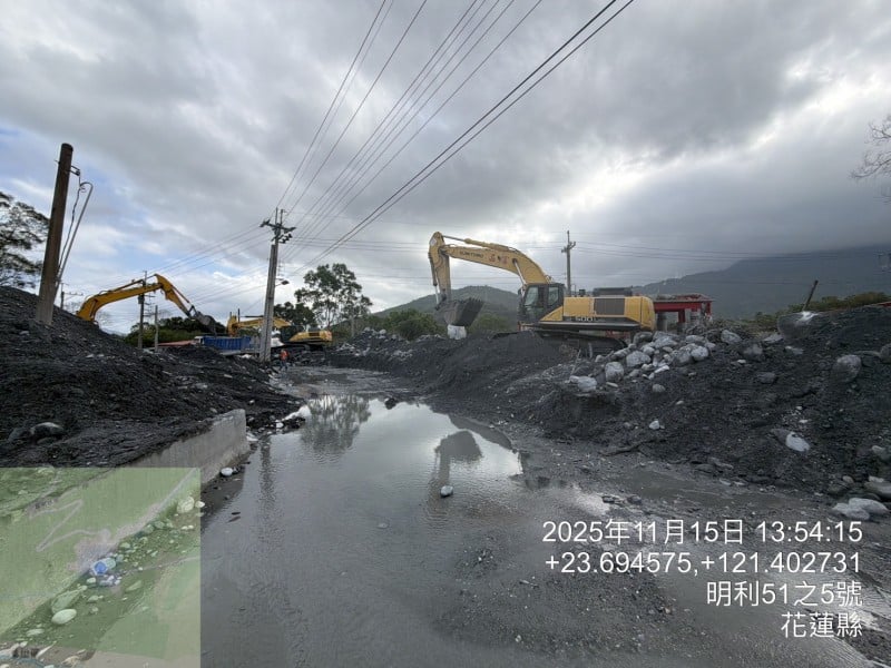 環保局動員重兵！萬榮明利部落單日清淤 2,000 噸
