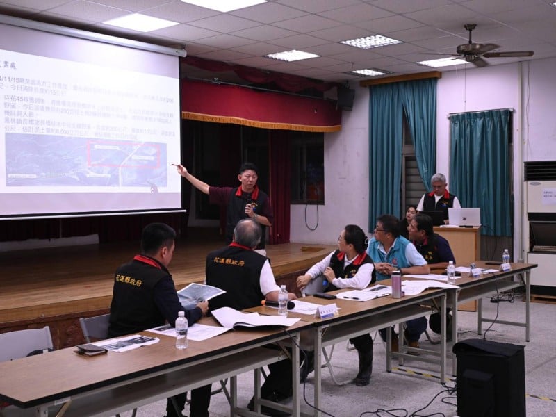 萬榮前進指揮所「災後復原會議」徐榛蔚責成各單位全力搶修