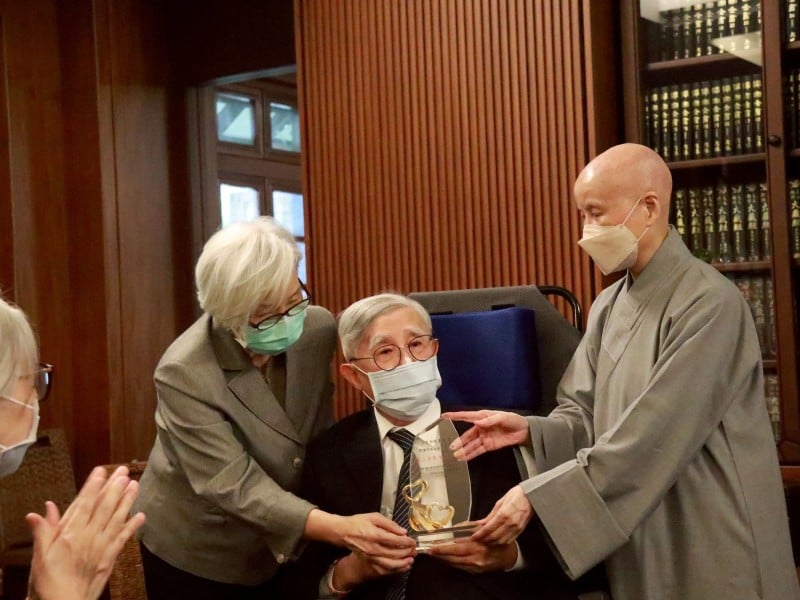 慈大創校校長李明亮教授獲「罕見疾病貢獻獎」