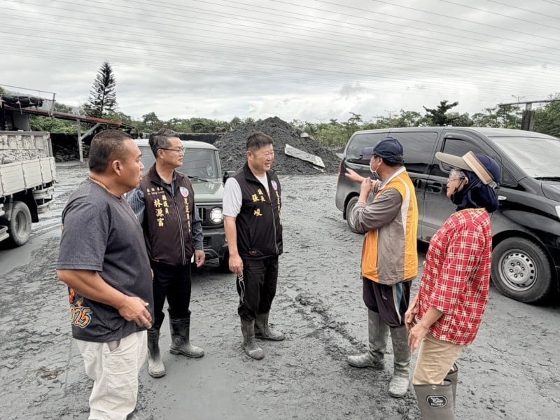 議長張峻逐戶關心鳳林鎮長橋里災後清理狀況並發放物資