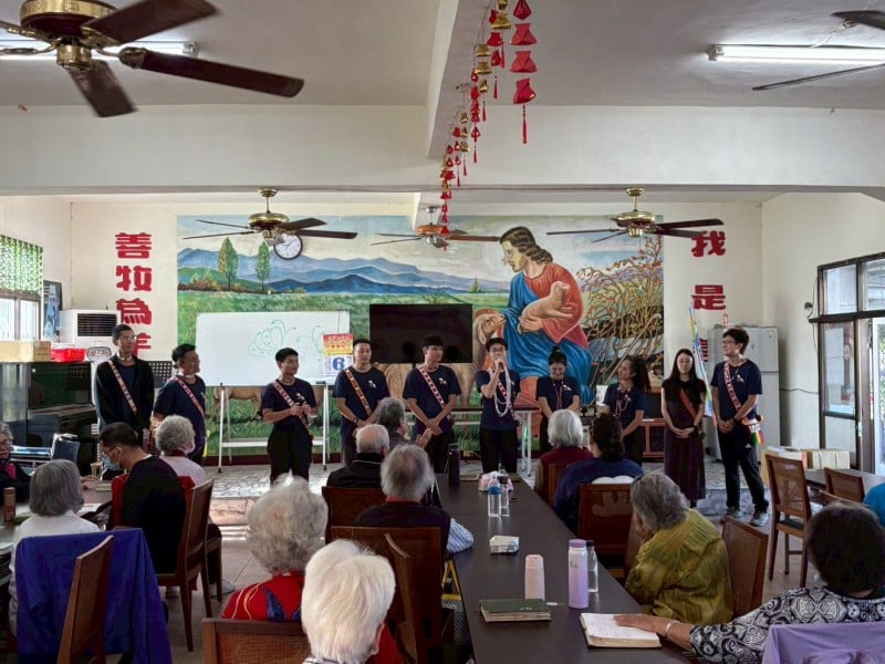 阿勒飛斯文化藝術團走進太巴塱文化健康站，以田調歌謠組曲與健康操陪伴長者，讓文化成為災後心靈復原的力量