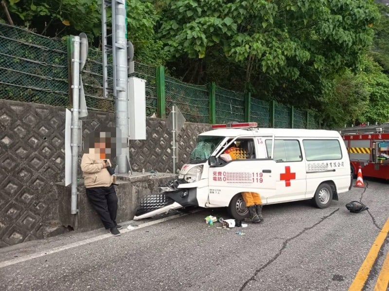蘇花公路清晨自撞意外　民間救護車撞山壁 2 人受傷送醫