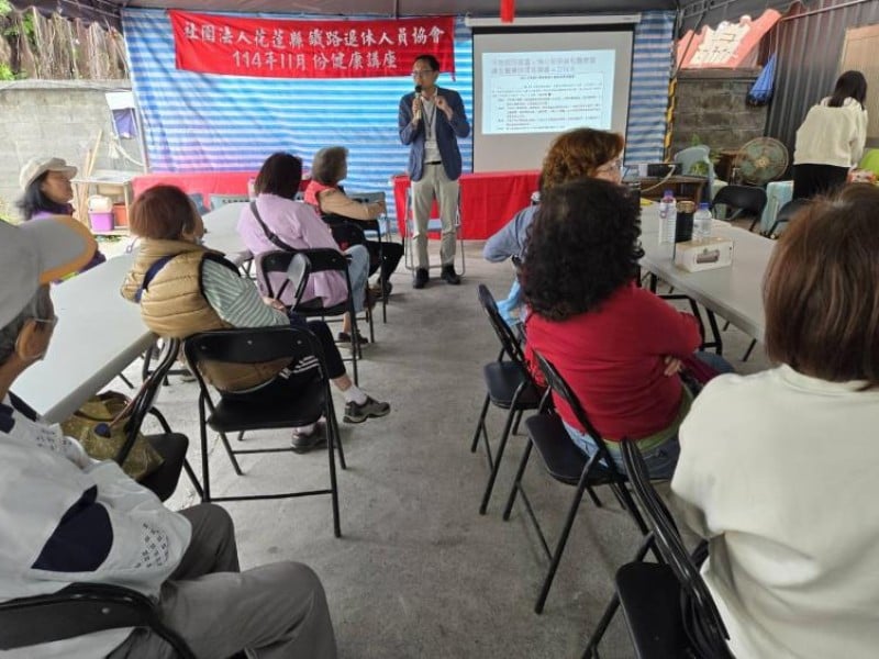 從鐵軌到心軌- 花蓮鐵路退休人員協會辦理「得失之間-生命價值大拍賣桌遊」