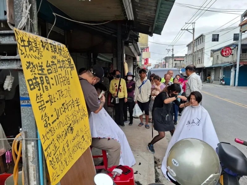 花蓮美髮業者走入災區義剪百位居民　「吊掛天花板 3 小時脫困」故事讓人鼻酸