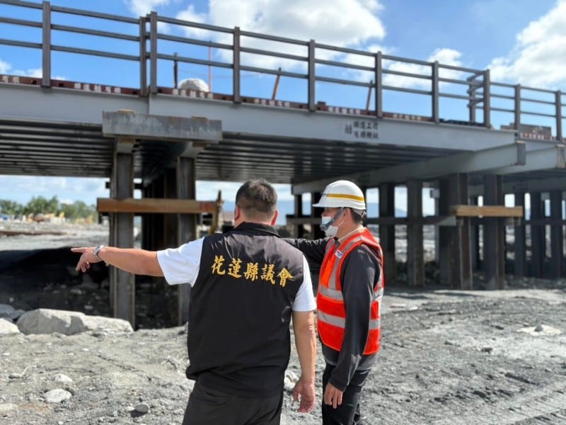 馬太鞍溪橋便道預計11／28搶通　鋼構便橋明年1月底完工提升交通安全