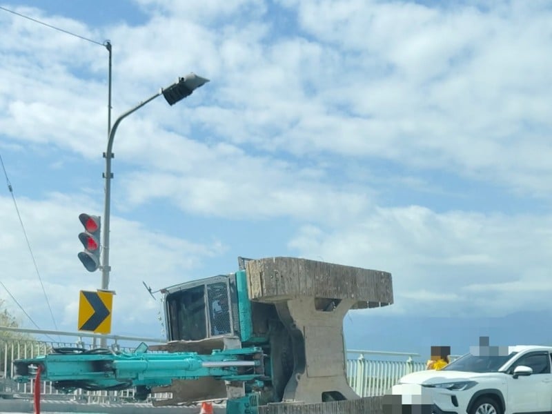 花蓮大橋南下出口怪手翻覆　壽豐鄉路段一度受阻　警方現場管制中