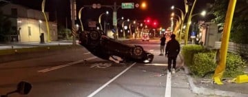 駕駛恍神擦撞路旁電桿翻車