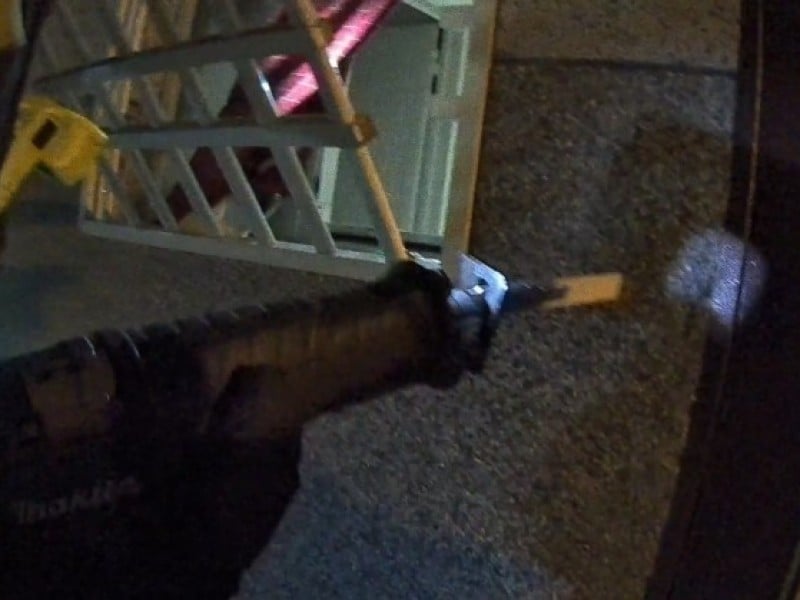 男子以蝴蝶刀自殘 警消破窗救回一命