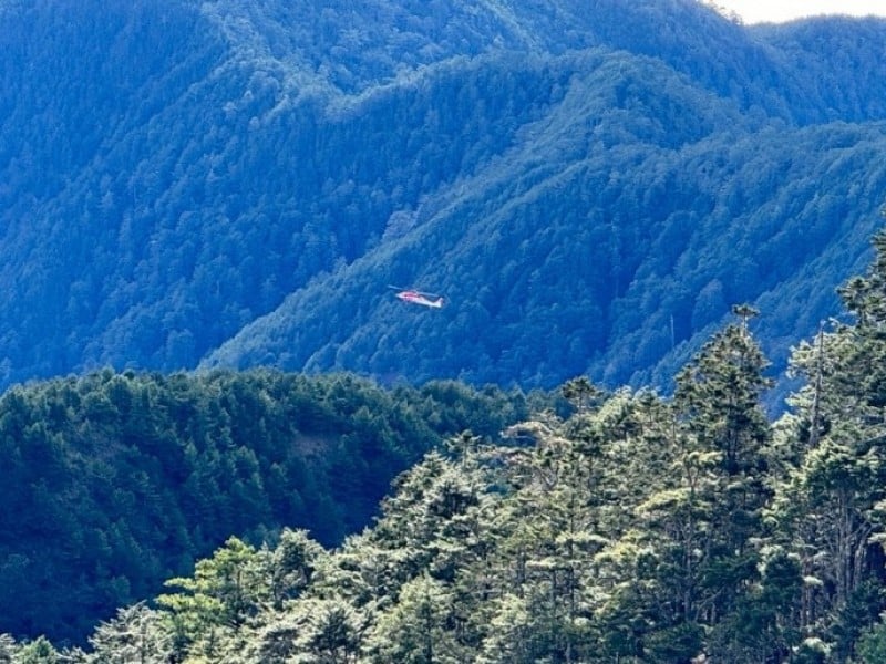 空勤直升機成功吊掛救援膝傷南二段山友
