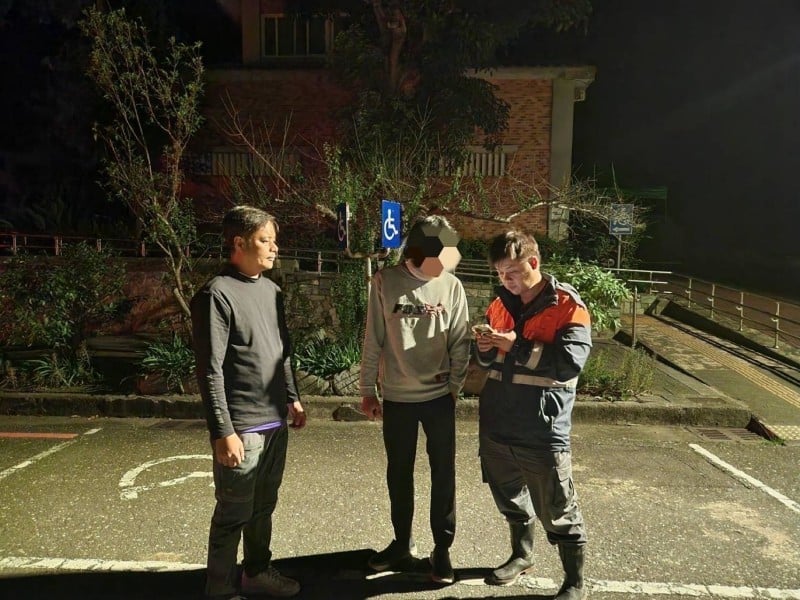 山友獨攀瓦拉米步道失聯 消防局深夜馳援救出