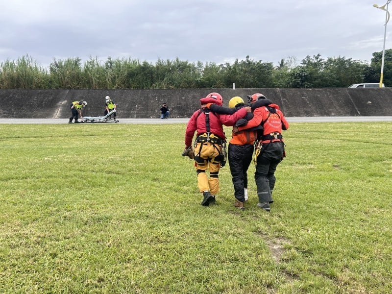 女山友中央尖溪山屋摔傷 黑鷹馳援救出