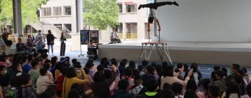 搏逗兄弟特技秀肢體喜劇 引爆中城國小全場孩童笑聲、驚呼