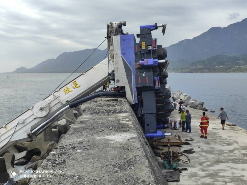 成功漁港重大工安事故 ! 吊車失衡側翻起火 2人受困、1人無生命跡象