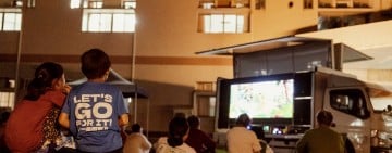 行動電影車駛入玉榮康家 住民、鄰里共享電影饗宴