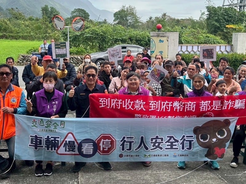 普伽藍慈善功德會攜手加灣派出所辦物資發放　向即將退休王所長致敬