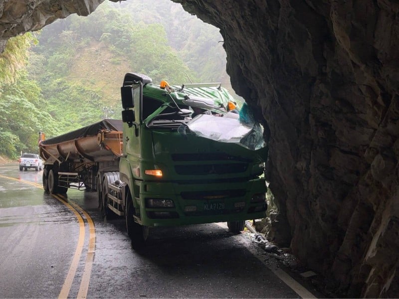 中橫184K驚悚車禍！大車自撞隧道口　現場狀況曝光