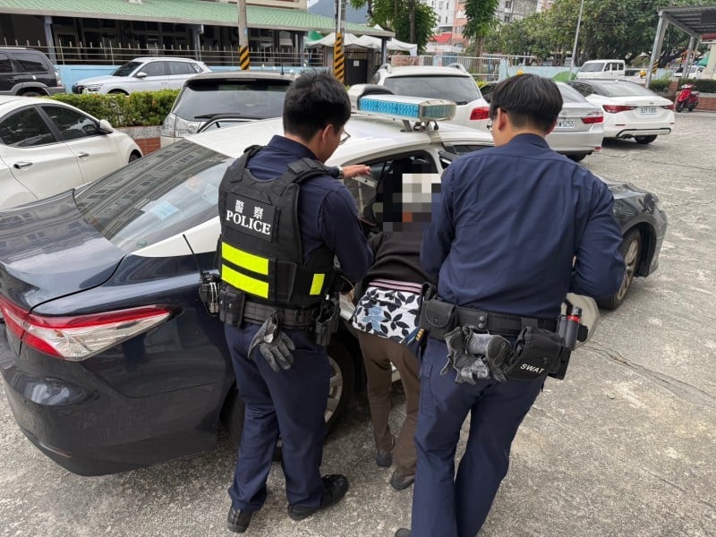 暖警助體力不支老人返家