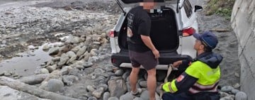 新加坡遊客車輛陷沙灘 波麗士助脫困