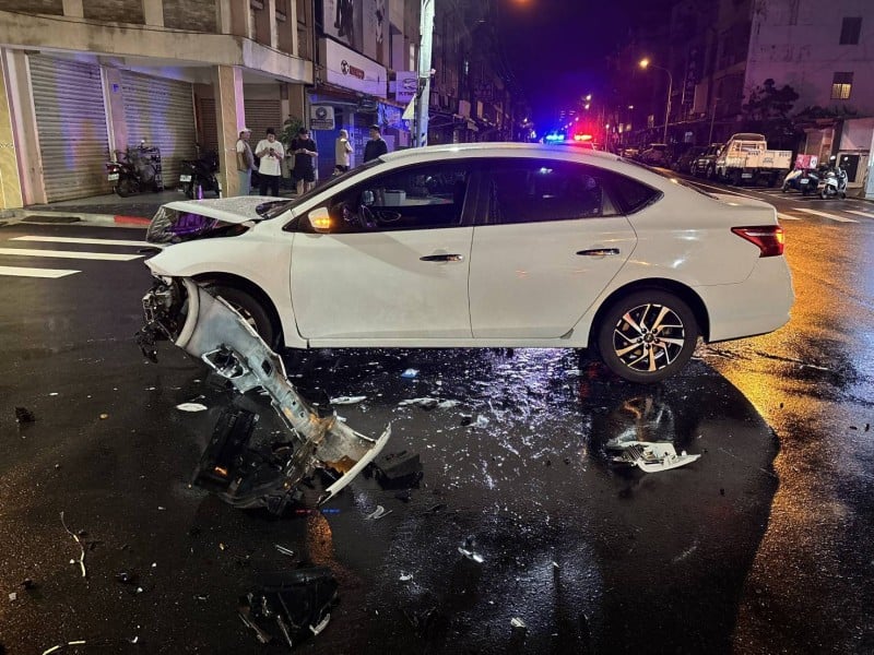 夜間路口碰撞小貨車側翻 花警籲行經路口務必減速慢行