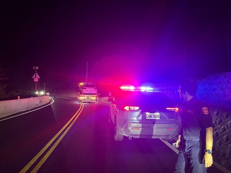 深夜車輛誤陷溝渠　崇德派出所即時協助排除並維護交通安全