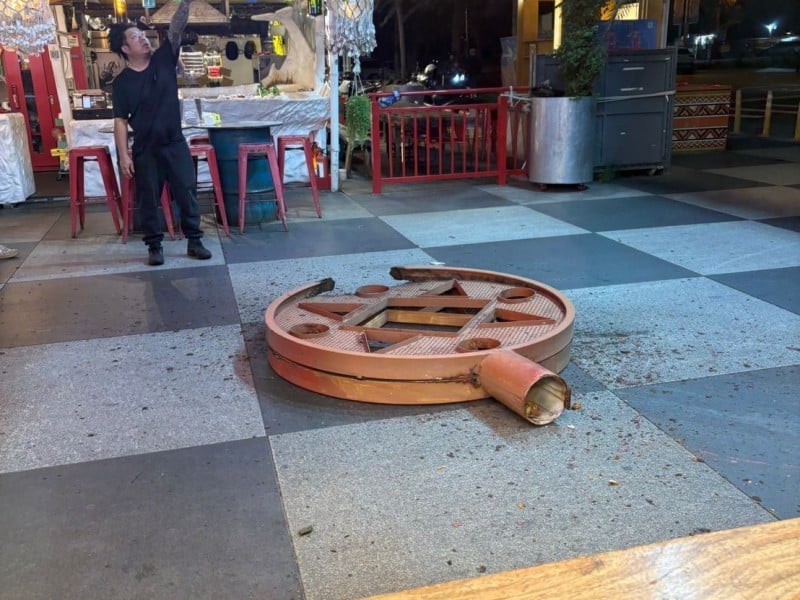 花蓮5.7地震驚傳東大門夜市牌樓造景砸落！民眾驚呼：再晚一步就壓死人