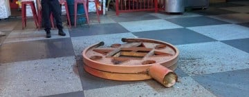 花蓮5.7地震驚傳東大門夜市牌樓造景砸落！民眾驚呼：再晚一步就壓死人