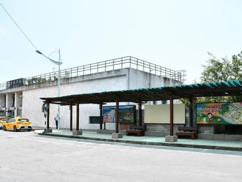 旅客未刷票進站，站務員善意提醒，旅客作勢揮拳推擠滋事，遭警帶離