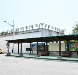 旅客未刷票進站，站務員善意提醒，旅客作勢揮拳推擠滋事，遭警帶離