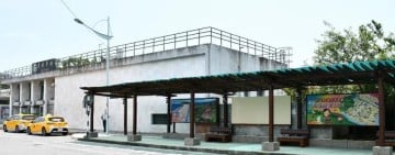 旅客未刷票進站，站務員善意提醒，旅客作勢揮拳推擠滋事，遭警帶離