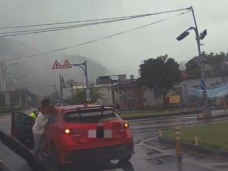 雨天車子太魯閣大橋南端拋錨 員警助推車