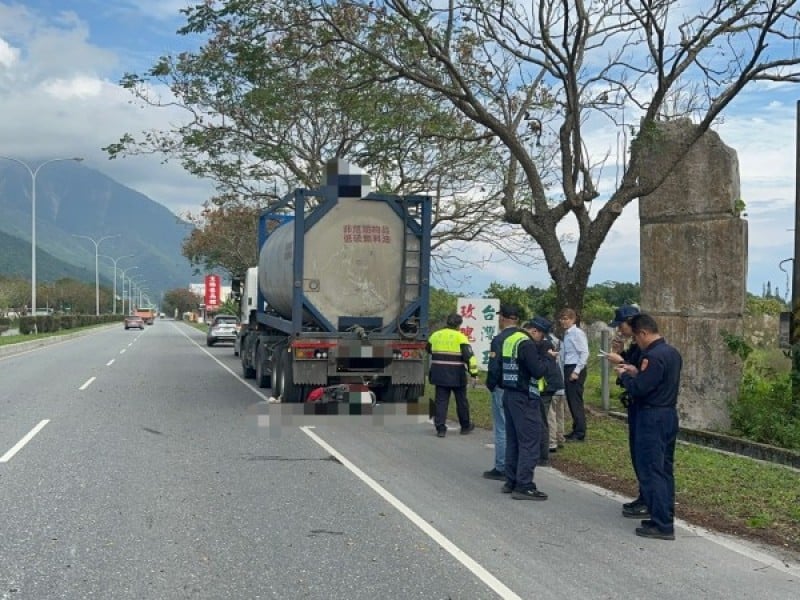 機車撞停路邊曳引車 女騎士OHCA送醫