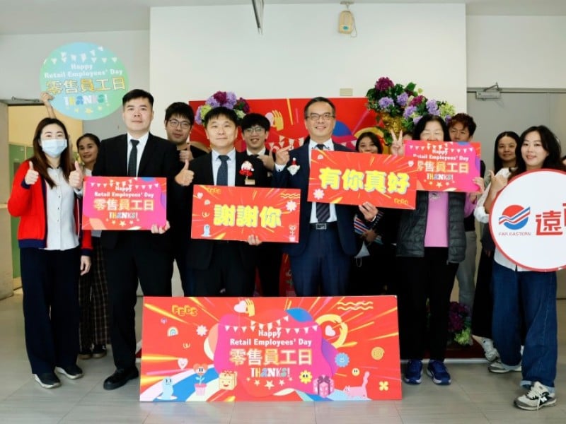 國際零售員工日遠百花蓮獻上星巴克與蘋安糖感謝