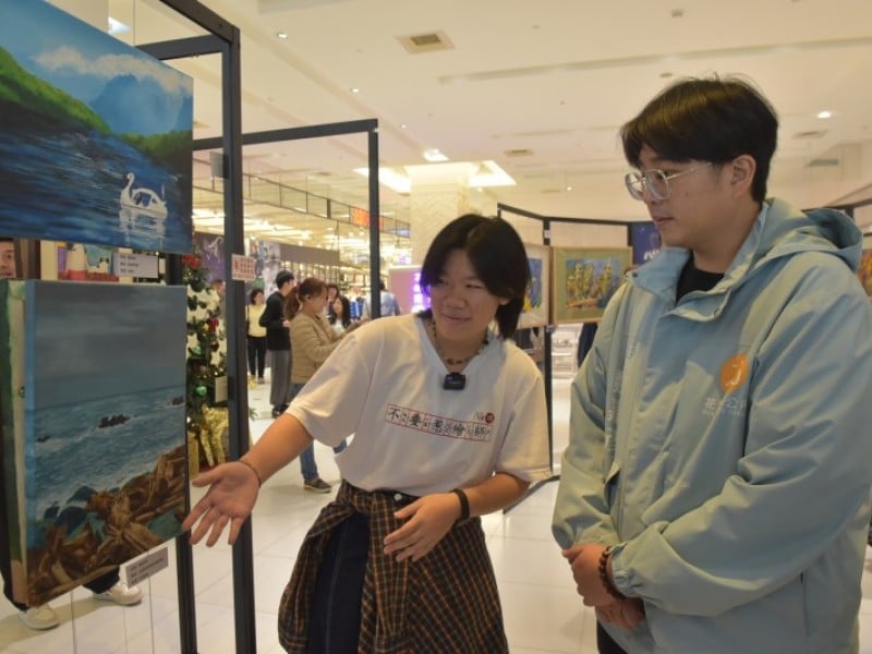 「心光綻放‧公益畫展 X 歡樂市集」在遠百展開