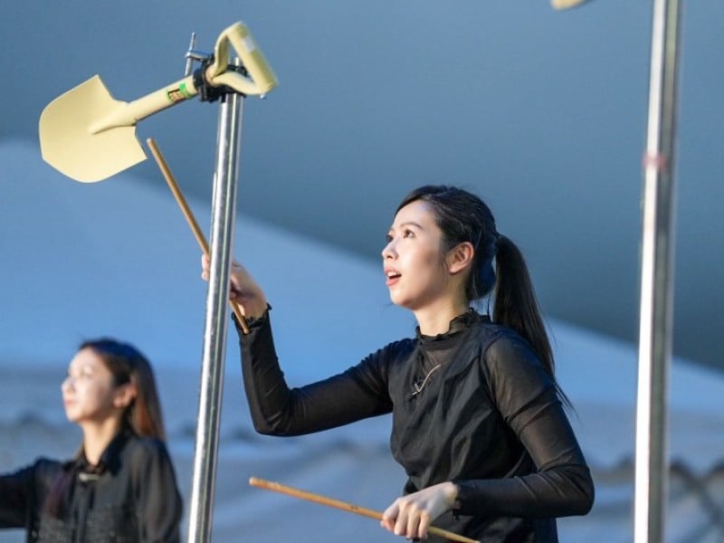 朱宗慶打擊樂團用鏟子在光復糖廠開演 向「超人」致敬