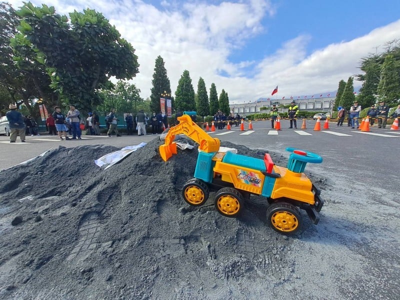 縣府未編馬太鞍溪洪災重建預算 災民到縣府前倒泥土抗議