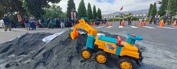 縣府未編馬太鞍溪洪災重建預算 災民到縣府前倒泥土抗議