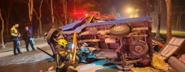 天還沒亮撞成這樣 ! 臺9線長橋段小貨車撞分隔島翻車