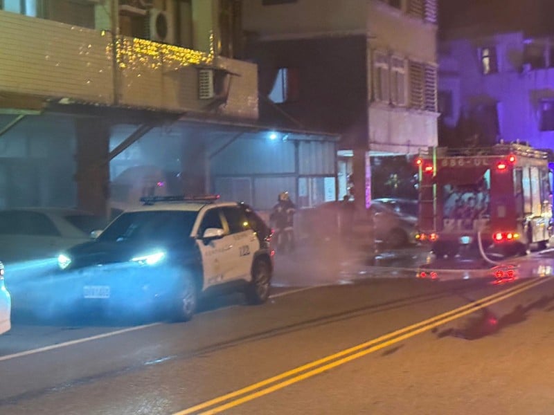 花蓮市富強路晚間驚傳汽車自燃　警消到場搶救籲民眾繞道