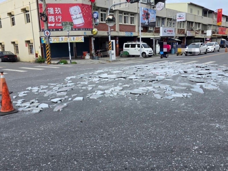 曳引車大理石板散落路面　 吉安警即時排除恢復通行