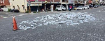 曳引車大理石板散落路面　 吉安警即時排除恢復通行