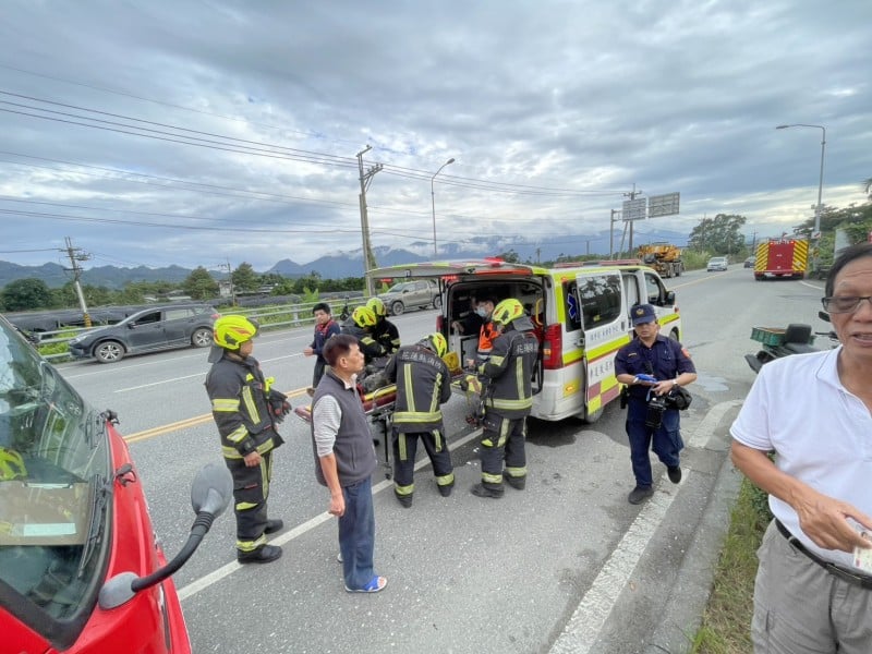 台九線瑞穗段混凝土車翻覆　消防破壞搶救1人受困送醫