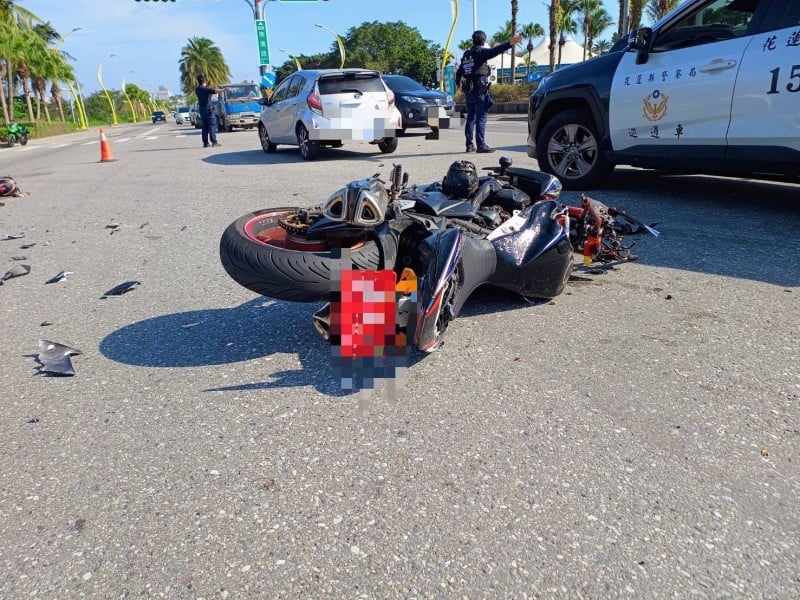 重機疑車速過快 路口碰撞、彈飛 騎士重傷送醫不治