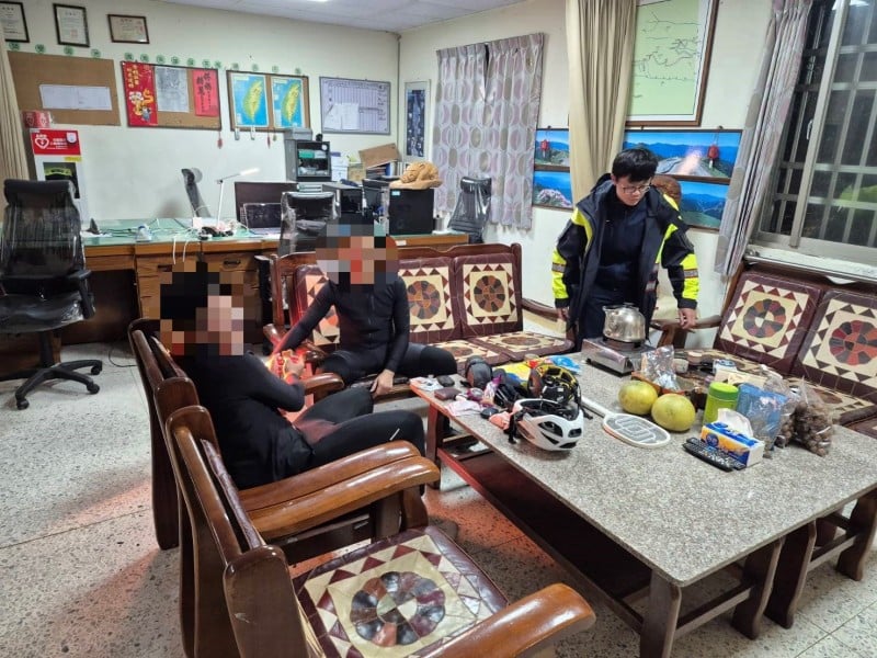 合歡派出所夜間救援　救助體力不支高中生自行車騎士脫困