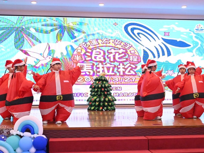 天使、恩典、三立芳幼兒園至縣府報佳音 縣長徐榛蔚暖發糖果 送上聖誕祝褔