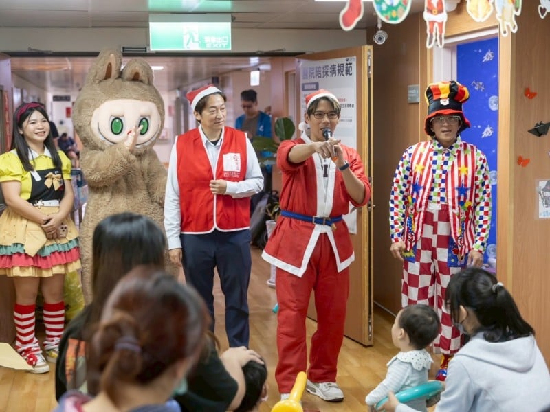 聖誕前夕送暖進病房　魏嘉賢率愛花蓮基金會攜手藝人陳子強陪病童歡樂過節