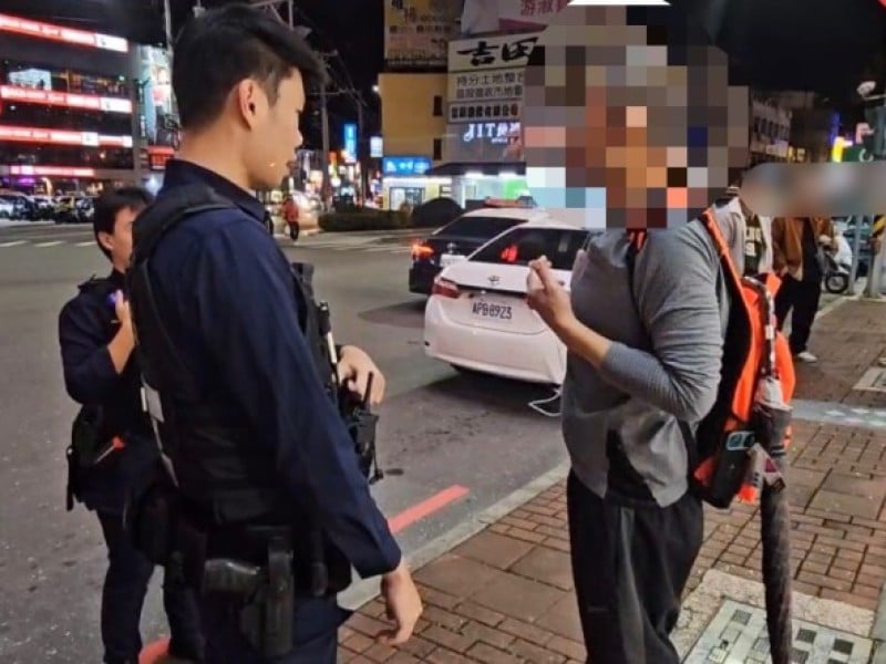 男子持手電筒照射還打傷外送員