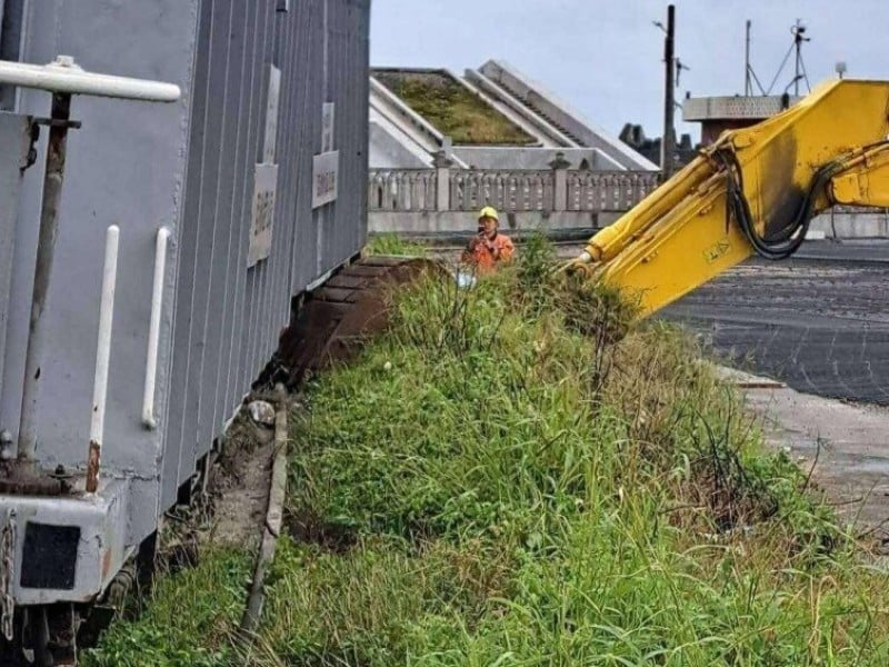 亞泥貨運列車在花蓮臨港線「出軌」