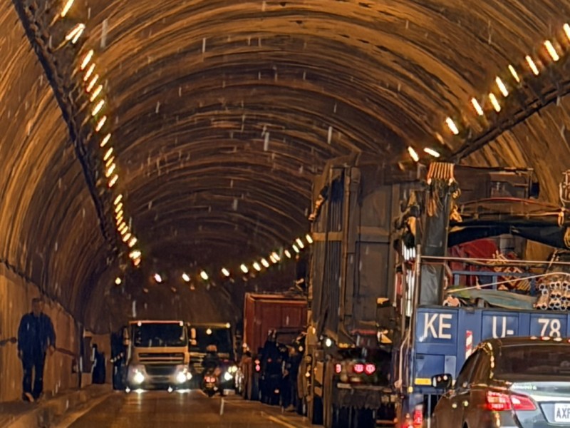 崇德隧道內砂石車與小客車擦撞 事故已排除恢復通行