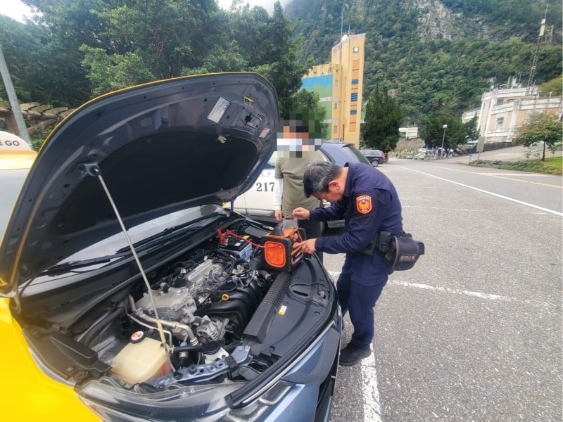 計程車山區拋錨　天祥警即時救援助遊客順利返程