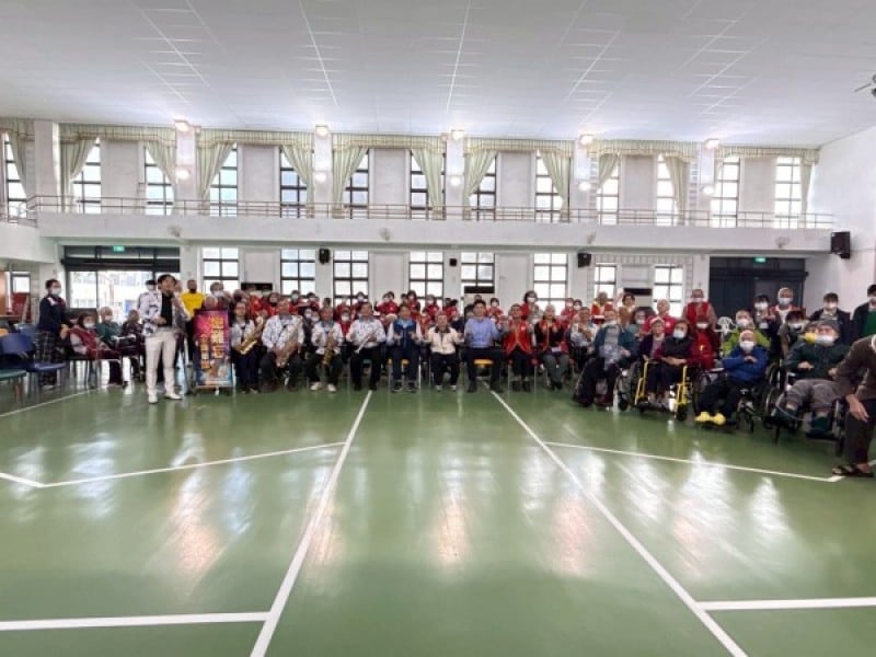 魏嘉賢攜「意難忘」樂團撫慰長者辭舊歲